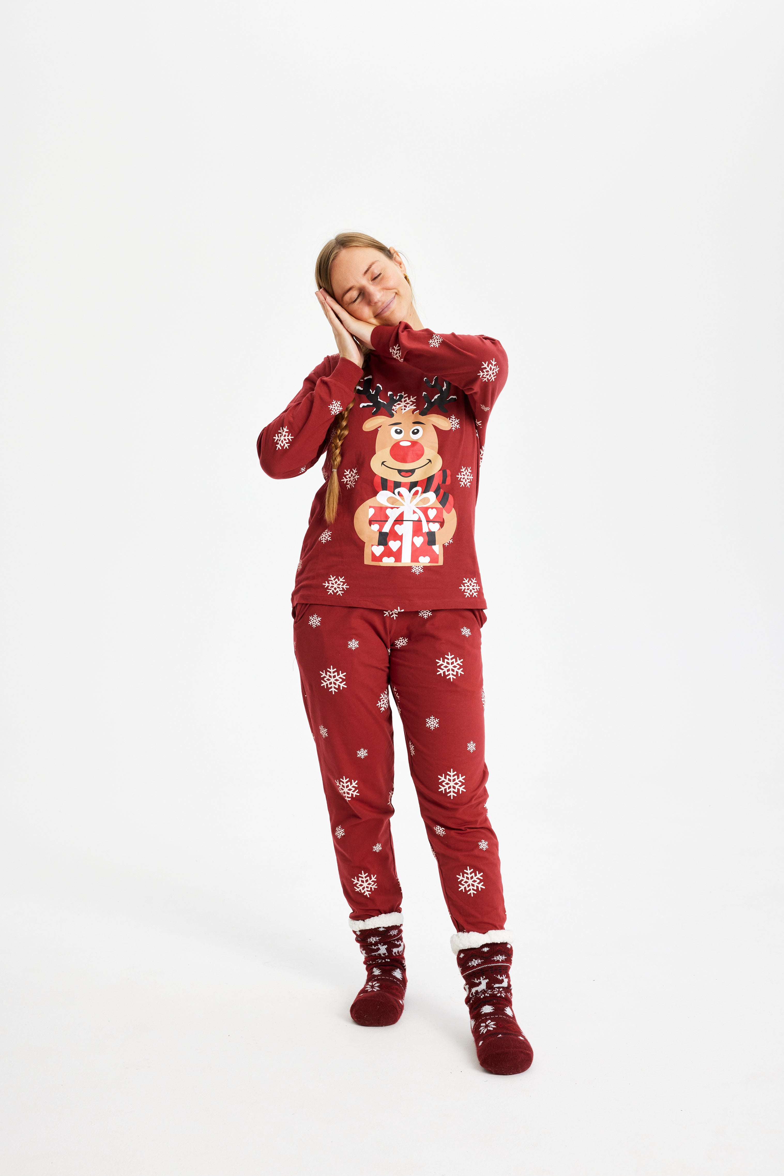 Rote Weihnachtspyjama Damen mit Rentier-Motiv und Sternenmuster, gemütlich und nachhaltig.
